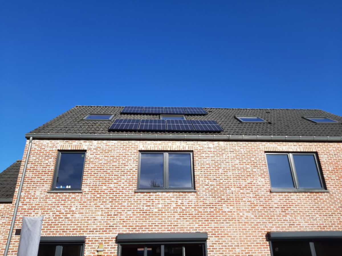 Realisatie 8x REC zonnepanelen 365 Wp Alpha series (2.920 Wp) met Huawei hybride omvormer SUN2000-3KTL-L1 te Haacht