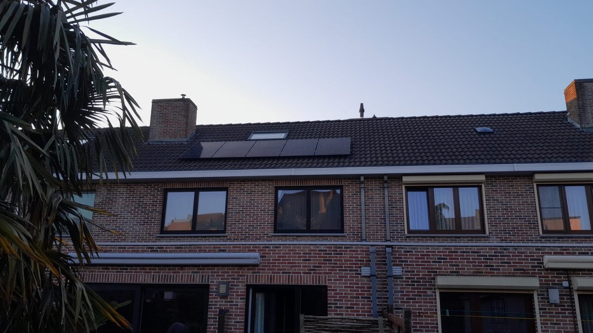 Realisatie 5x REC zonnepanelen 365 Wp Alpha Series (1.825 Wp) met Huawei hybride omvormer SUN2000-2KTL-L1 te Halle