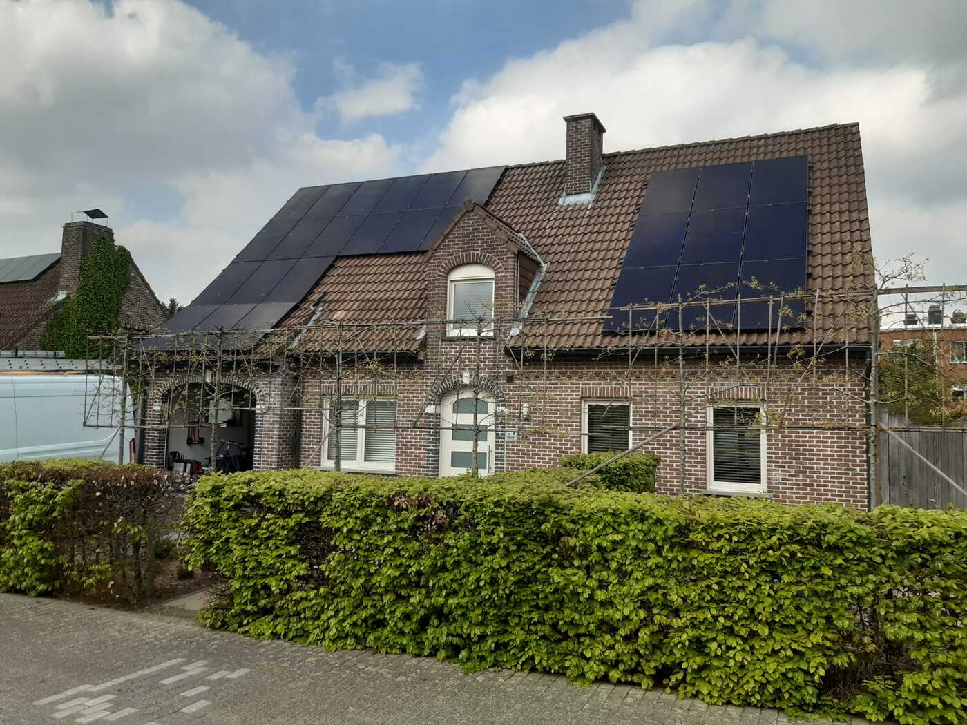 Realisatie 27x REC zonnepanelen 405 Wp ALPA PURE (10.935 Wp) met Huawei hybride omvormer SUN2000-8KTL-M1 + Huawei Luna batterij te Kontich