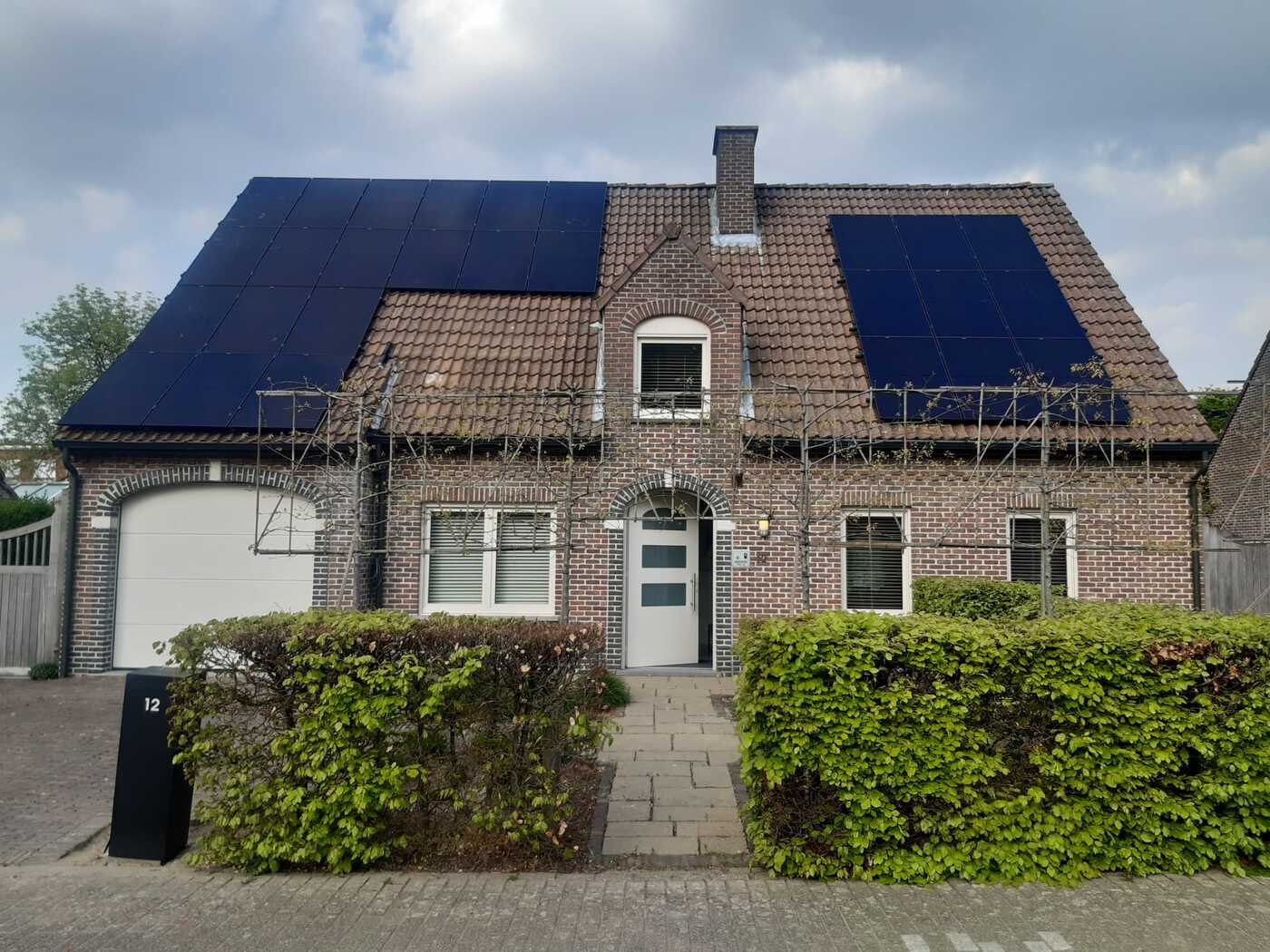 Realisatie 27x REC zonnepanelen 405 Wp ALPA PURE (10.935 Wp) met Huawei hybride omvormer SUN2000-8KTL-M1 + Huawei Luna batterij te Kontich