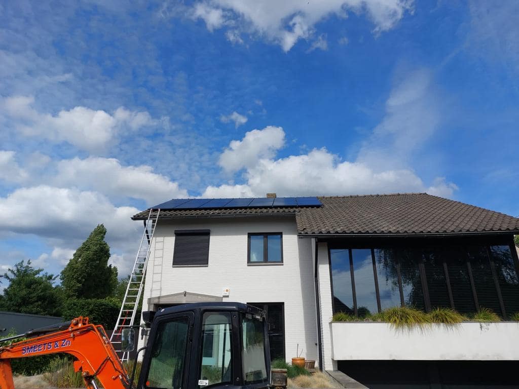 Realisatie 14x QCELLS zonnepanelen 370 FULL BLACK (5.180 Wp) met Huawei hybride omvormer SUN2000-4.0KTL-L1 te Riemst