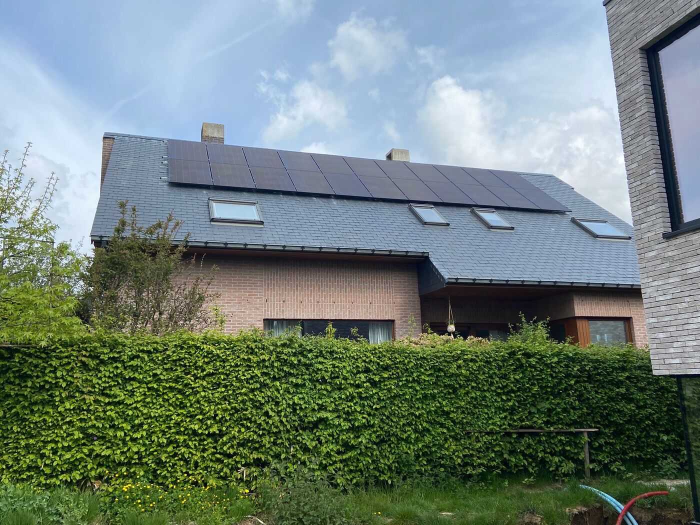 Realisatie 22x BELINUS zonnepanelen 375 ULTRA BLACK GLASGLAS BIFACIAL (8.250 Wp) met Huawei hybride omvormer SUN2000 8.0KTL te Meise