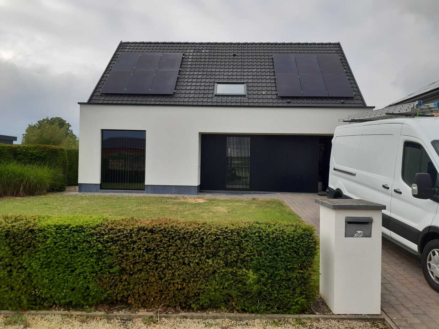 Realisatie 5x QCELLS zonnepanelen 370 FULL BLACK (4.440 Wp) met Huawei hybride omvormer SUN2000-3.68KTL-L1 te Herent