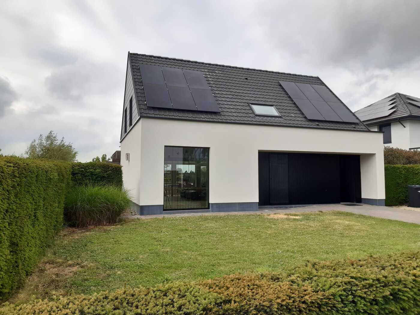 Realisatie 5x QCELLS zonnepanelen 370 FULL BLACK (4.440 Wp) met Huawei hybride omvormer SUN2000-3.68KTL-L1 te Herent