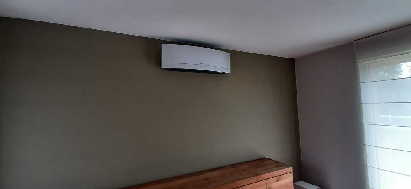 Realisatie Daikin multisplit warmtepomp bestaande uit 3 binnenunits Stylish en Perfera + single split Emura te Halle