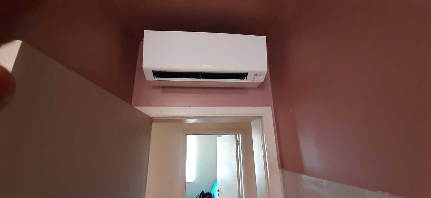 Realisatie Daikin multisplit warmtepomp bestaande uit 3 binnenunits Stylish en Perfera + single split Emura te Halle