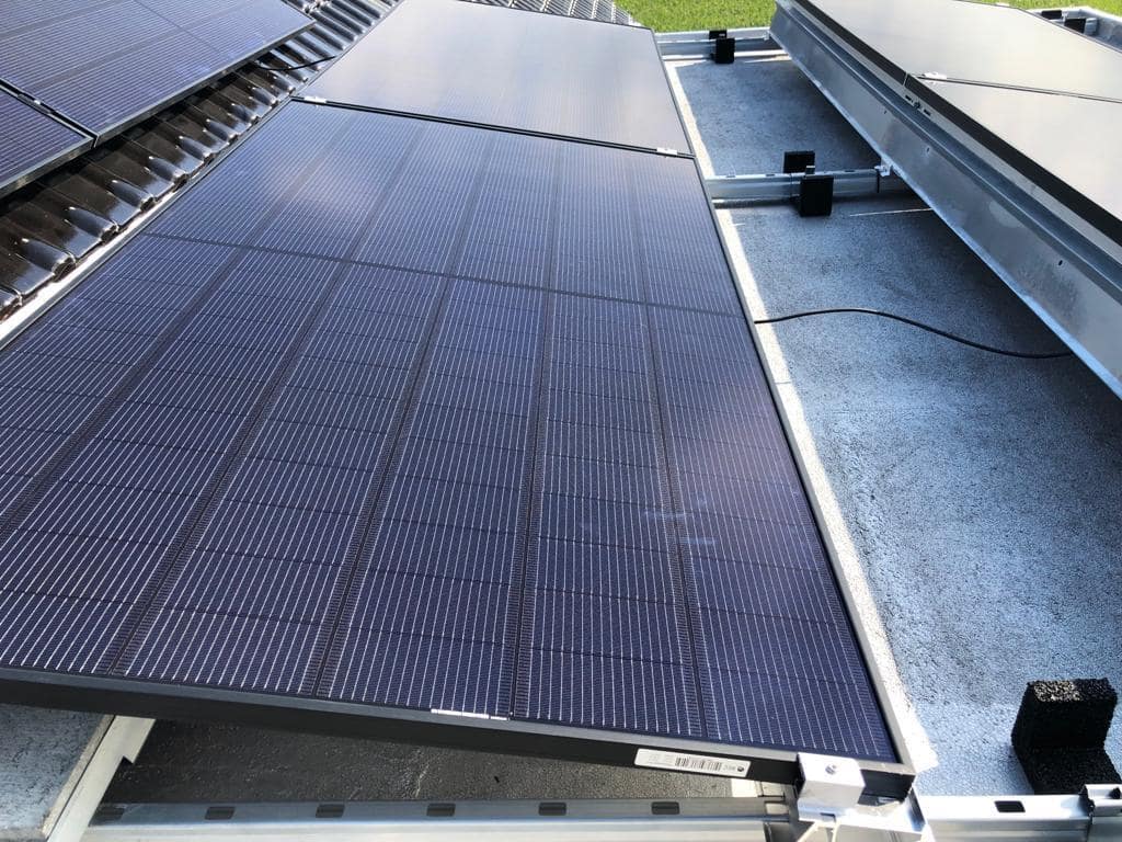 Realisatie 19x REC zonnepanelen 405 Wp ALPA PURE Halle