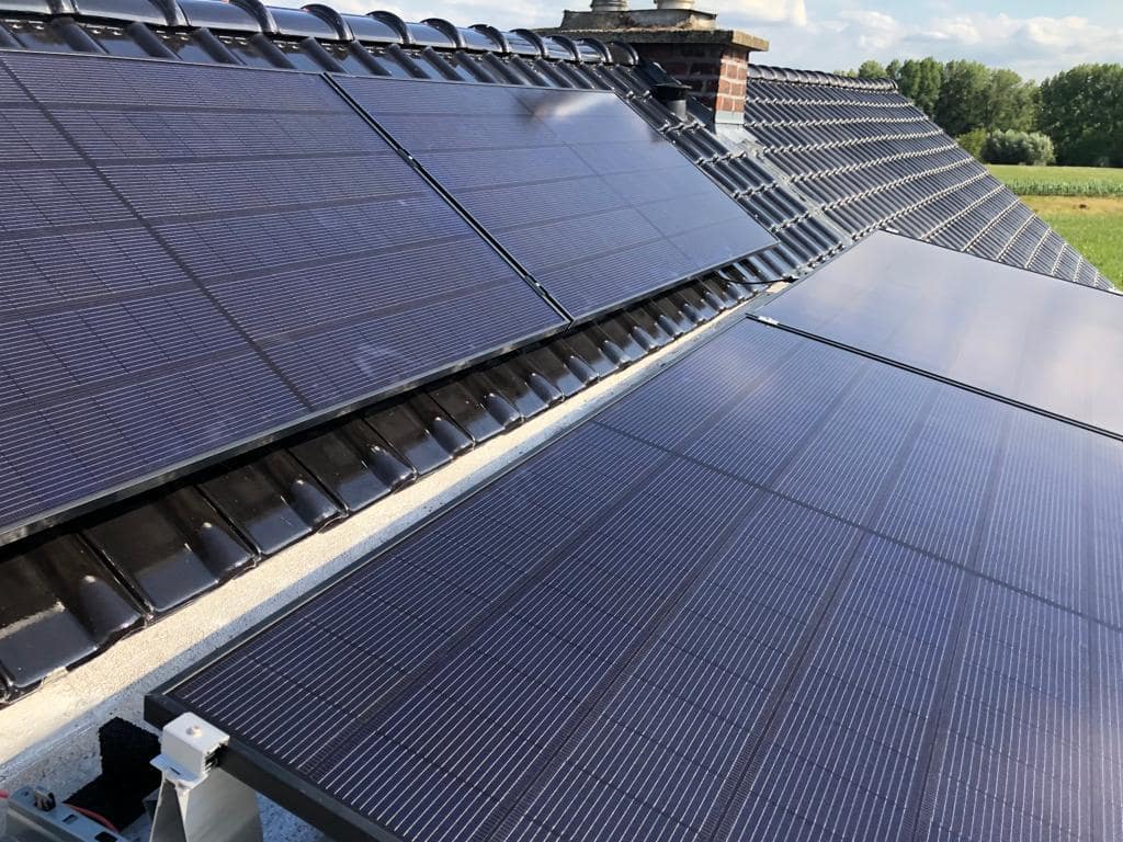 Realisatie 19x REC zonnepanelen 405 Wp ALPA PURE Halle