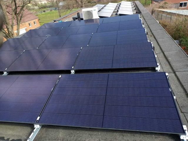 Realisatie 30x REC zonnepanelen 405 Wp ALPHA PURE FULL BLACK (12.150 Wp) met Huawei SUN2000-8KTL-M1 omvormer + 15 kWh Huawei batterij te Aarschot