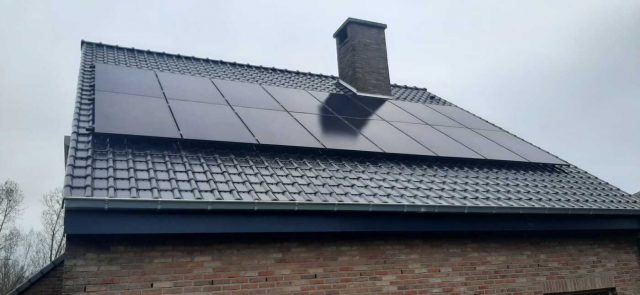 Realisatie 16x REC zonnepanelen 405 Wp ALPHA PURE FULL BLACK (6.480 Wp) met Huawei SUN2000-4.6KTL-L1 omvormer + 10 kWh Huawei batterij te Heverlee