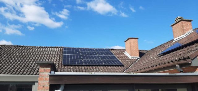 Realisatie 10x JINKO zonnepanelen SEMI BLACK 420 Wp  (4.200 Wp) met Huawei SUN2000-4.0KTL-M1 omvormer + 5 kWh Huawei batterij te Lubbeek