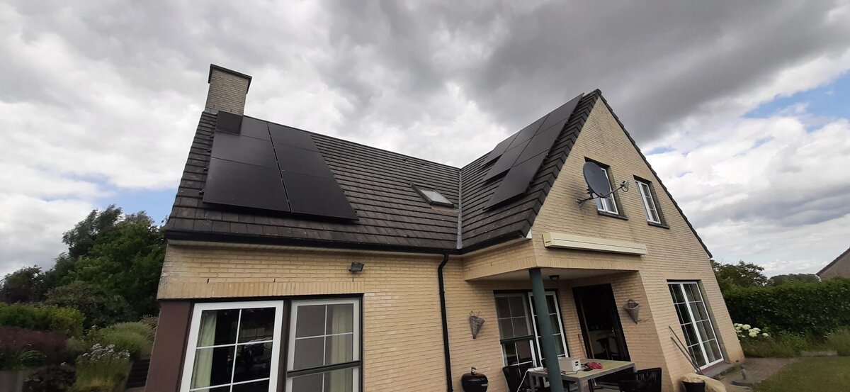 Realisatie 12x JINKO zonnepanelen FULL BLACK 430 Wp (5.160 Wp) met Huawei SUN2000-5.0KTL-M1 omvormer + 5 kWh Huawei batterij te Hoegaarden