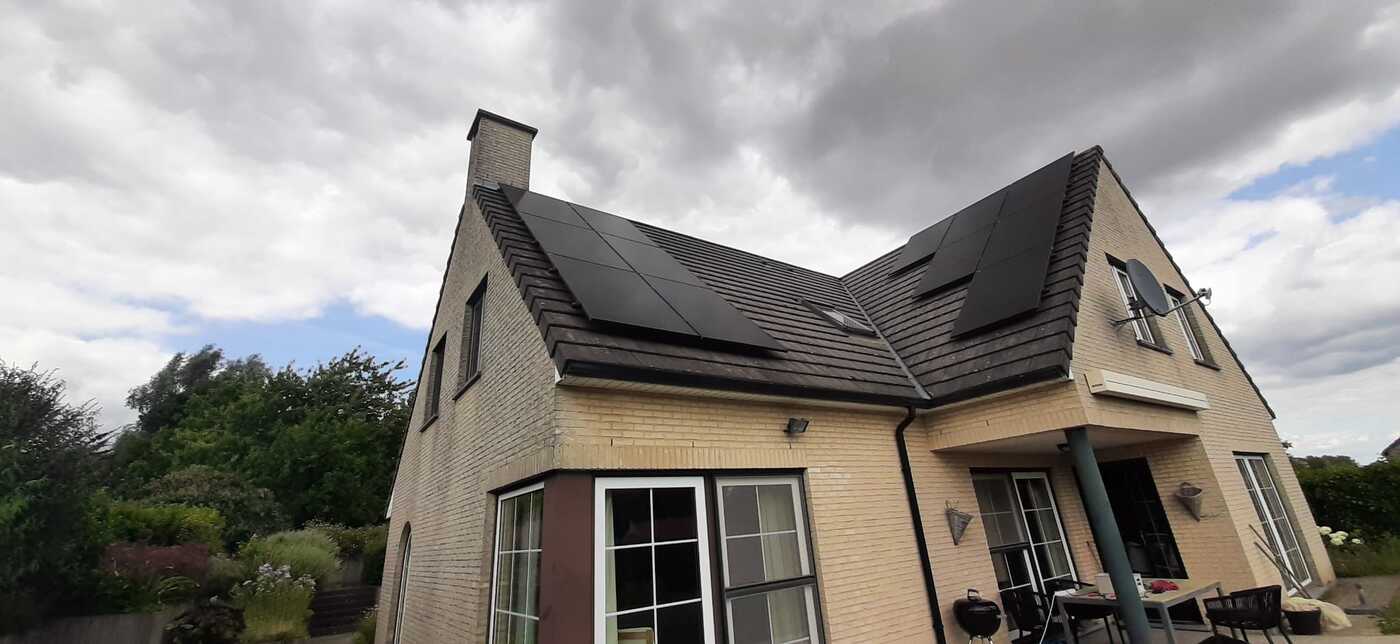 Realisatie 12x JINKO zonnepanelen FULL BLACK 430 Wp (5.160 Wp) met Huawei SUN2000-5.0KTL-M1 omvormer + 5 kWh Huawei batterij te Hoegaarden