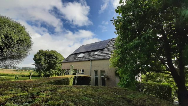 Realisatie 28x REC zonnepanelen 365 Wp ALPHA SERIES (10.220 Wp)  met 2x Huawei SUN2000-4.0KTL-L1 omvormer + 10 kWh Huawei batterij te Sint-Genesius-Rode