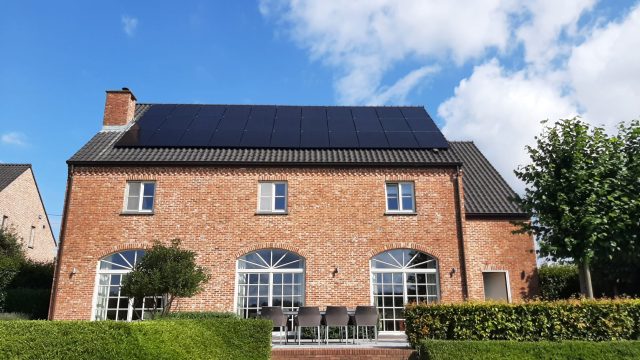 Realisatie 33x JINKO zonnepanelen FULL BLACK 430 Wp  (14.190 Wp) met Goodwe 10K omvormer  + 21,65 kWh Pylontech batterij te Holsbeek