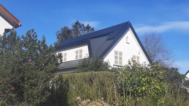 Realisatie 26x PHONO SOLAR 415 BIFACIAL GLAS/GLAS zonnepanelen leien dak met 2x Huawei omvormer 4.6KTL-L1 en 10 kw batterij te Tervuren