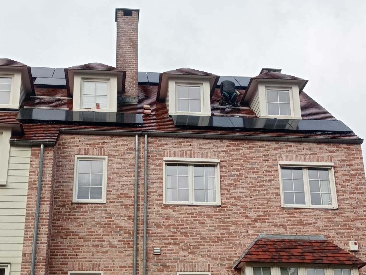 Realisatie 28x JINKO zonnepanelen tegelpannen dak te Evere