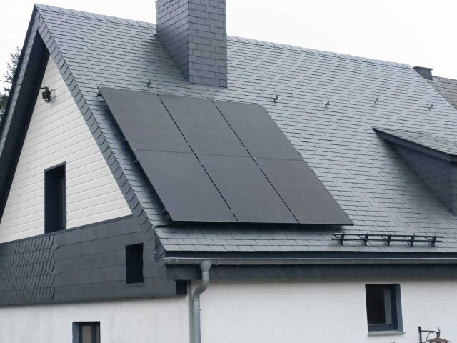Realisatie 12x JINKO zonnepanelen FULL BLACK 425 Wp op leien dak  met Huawei SUN2000-4KTL omvormer te 4760 Büllingen