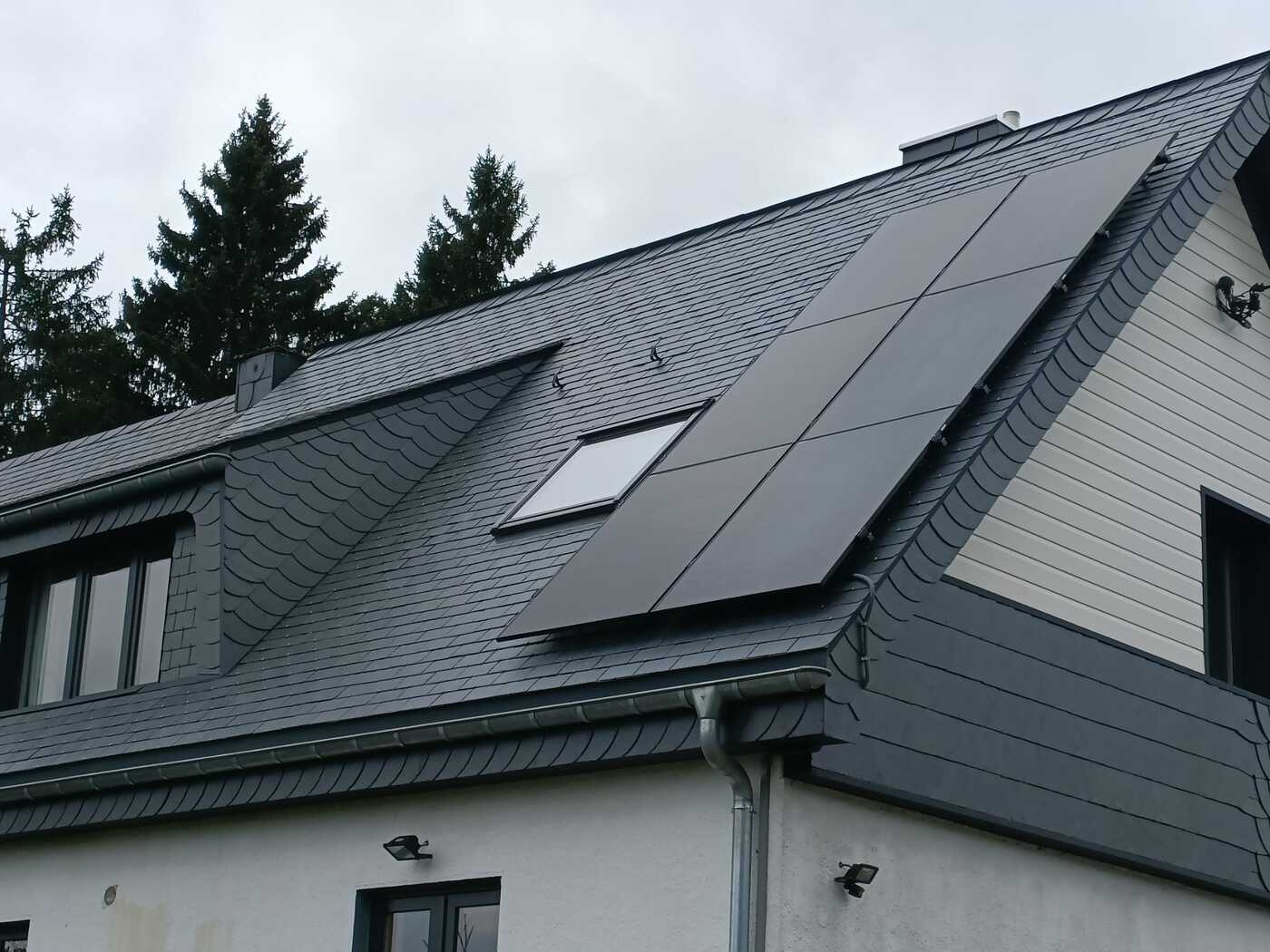 Realisatie 12x JINKO zonnepanelen 4760 Büllingen Zeropower.be