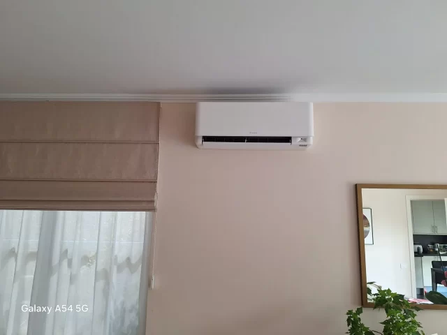 Realisatie Daikin multisplit airco/warmtepomp bestaande uit 3 binnenunits Perfera + Stylish te Kraainem