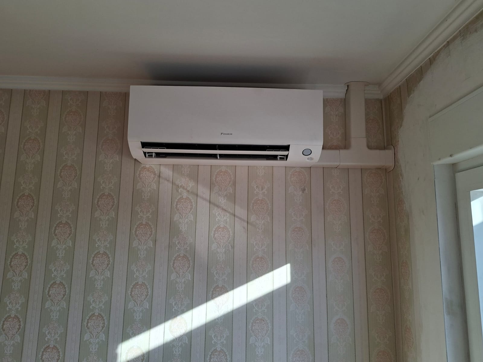 Realisatie Daikin multisplit aircowarmtepomp bestaande uit 4 binnenunits Perfera + Stylish te Tienen