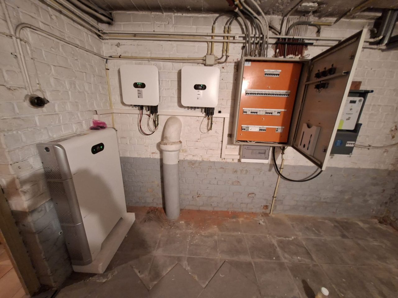 Realisatie van 30x Denim 440 Wp Full black en 10KTL-BEM Huawei omvormer met 10 kw batterij te Vilvoorde.