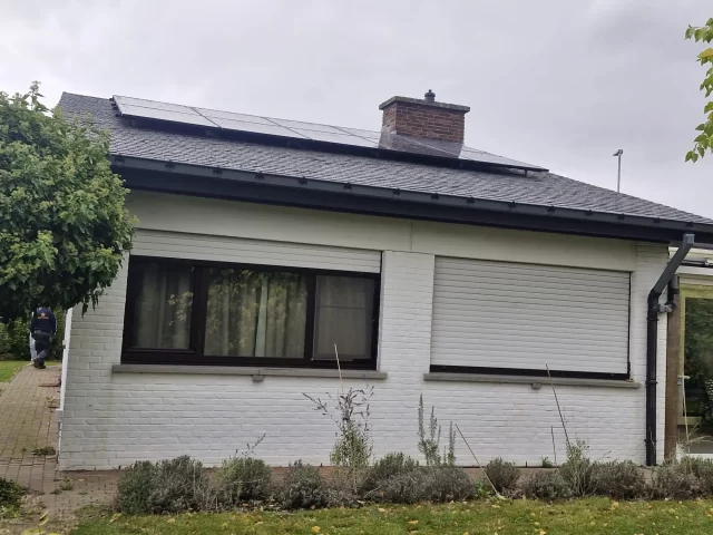 Realisatie van 16x Denim 440 Wp Full black en Huawei omvormer met 5kW batterij en Smart Guard op een leien dak te Kessel-Lo
