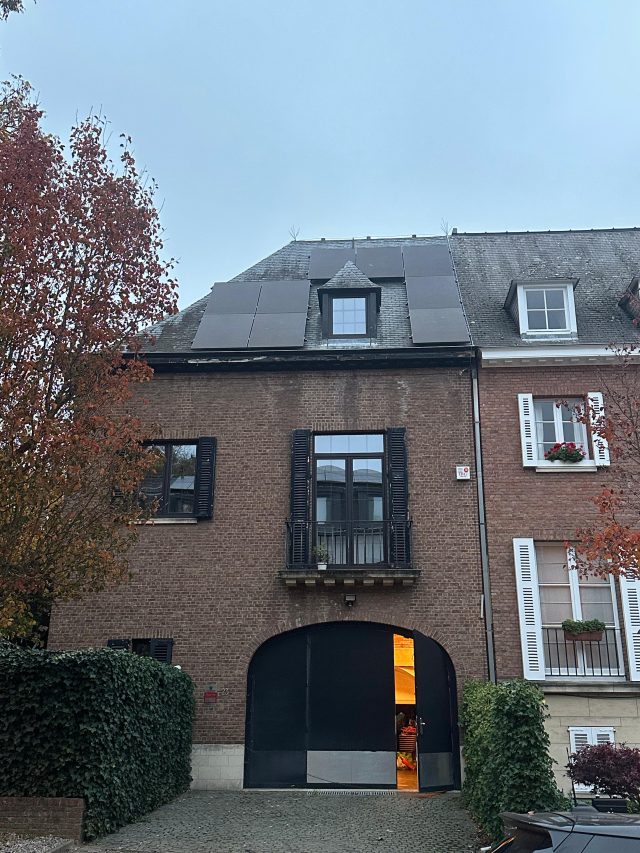 Realisatie 9x JA SOLAR 450Wp Full Black + 4x REC 405 Full Black -10 Huawei Luna batterij op een leien dak te Ukkel