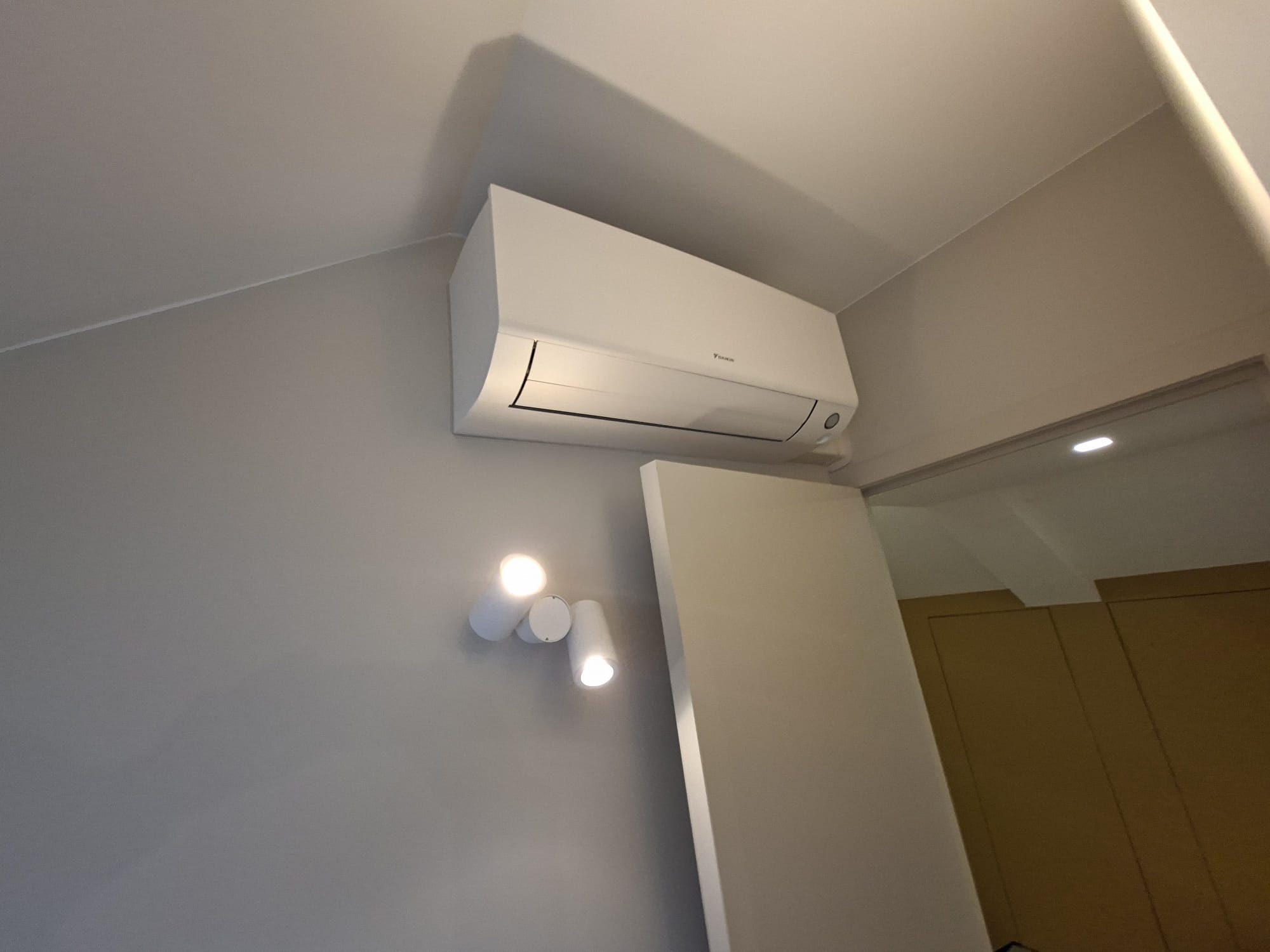 Realisatie Daikin Stylish wit single split + Multisplit aircowarmtepomp met 2 binnenunits te Bertem Realisatie Daikin Stylish wit single split + Multisplit aircowarmtepomp met 2 binnenunits te Bertem