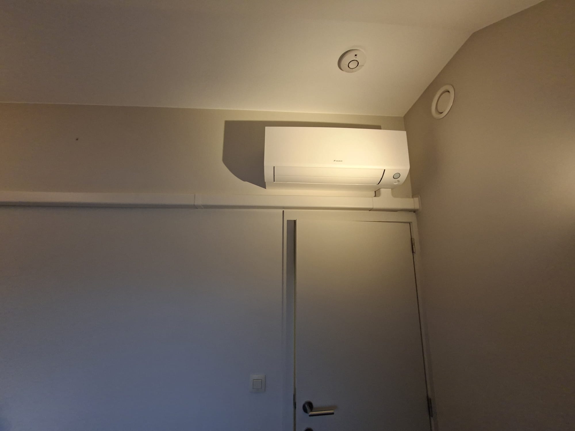 Realisatie Daikin Stylish wit single split + Multisplit aircowarmtepomp met 2 binnenunits te Bertem Realisatie Daikin Stylish wit single split + Multisplit aircowarmtepomp met 2 binnenunits te Bertem