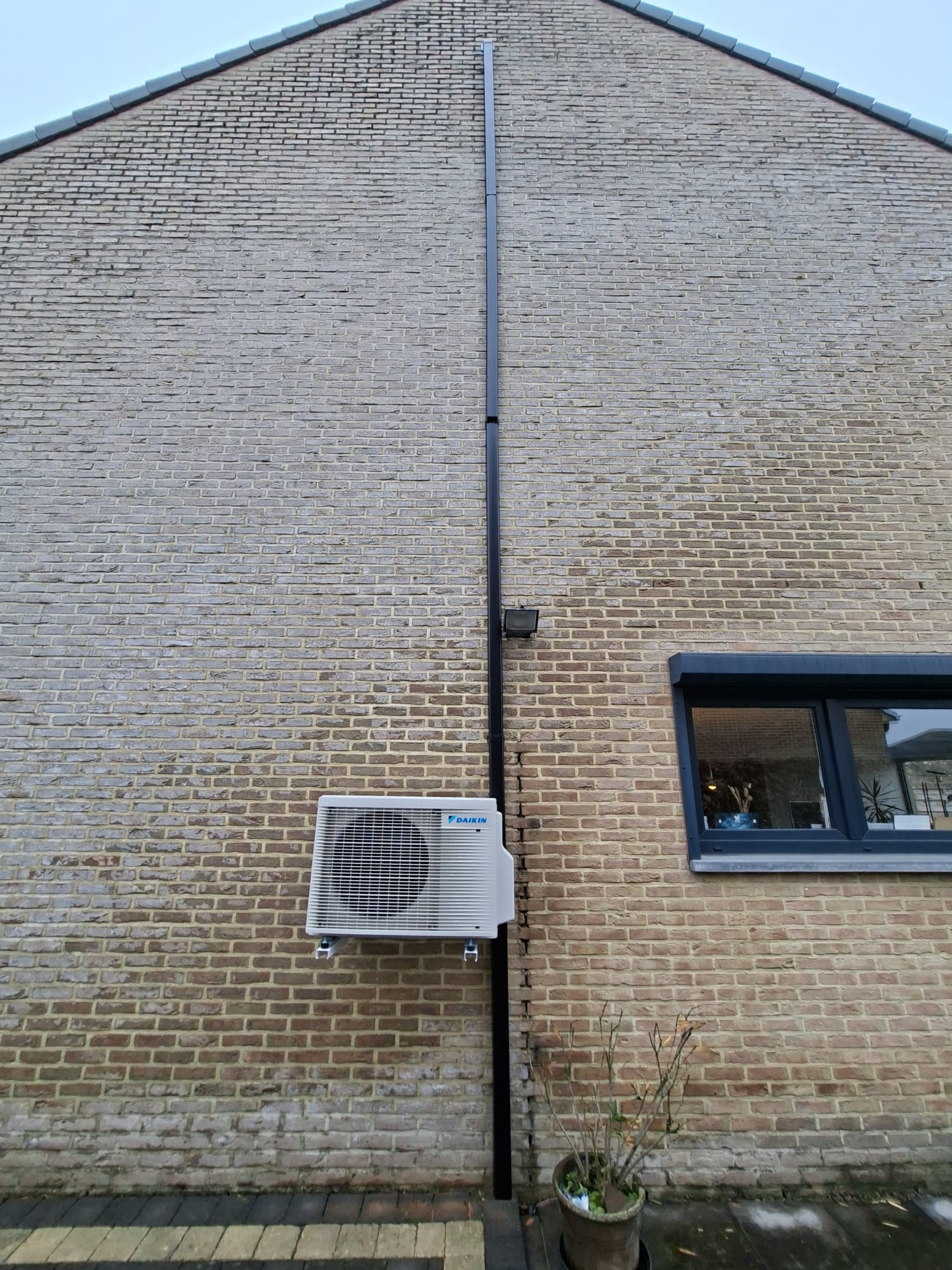 Realisatie Daikin Stylish wit single split + Multisplit aircowarmtepomp met 2 binnenunits te Bertem Realisatie Daikin Stylish wit single split + Multisplit aircowarmtepomp met 2 binnenunits te Bertem