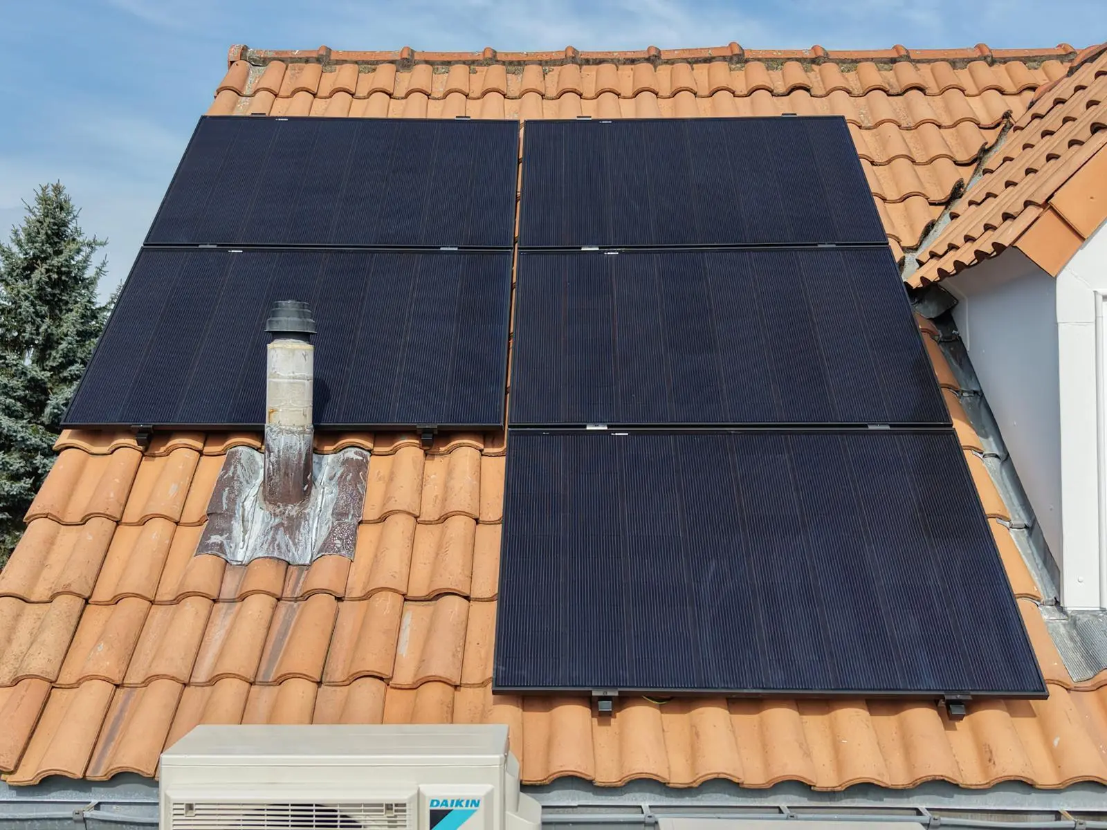Realisatie 11x REC 460 Alpha PURE zonnepanelen + Huawei Luna thuisbatterij te Sint-Genesius-rode Realisatie 11x REC 460 Alpha PURE zonnepanelen + Huawei Luna thuisbatterij te Sint-Genesius-rode