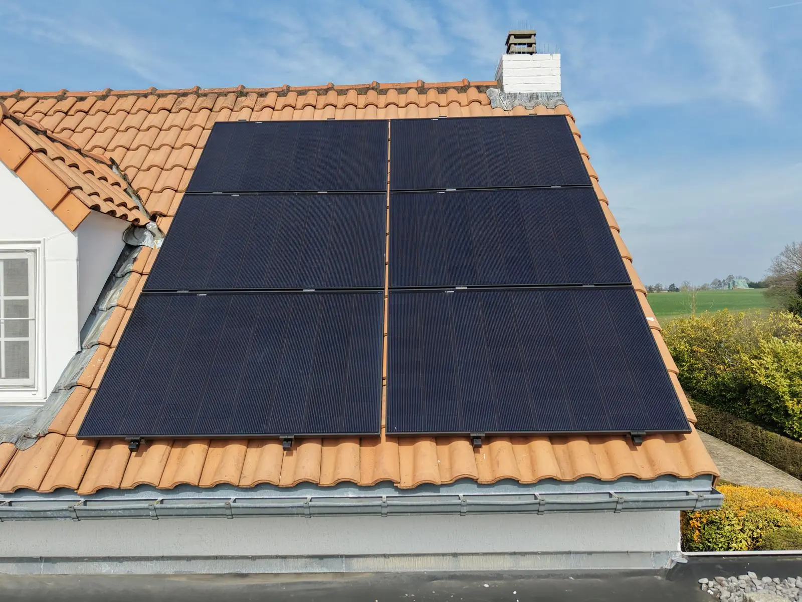 Realisatie 11x REC 460 Alpha PURE zonnepanelen + Huawei Luna thuisbatterij te Sint-Genesius-rode Realisatie 11x REC 460 Alpha PURE zonnepanelen + Huawei Luna thuisbatterij te Sint-Genesius-rode