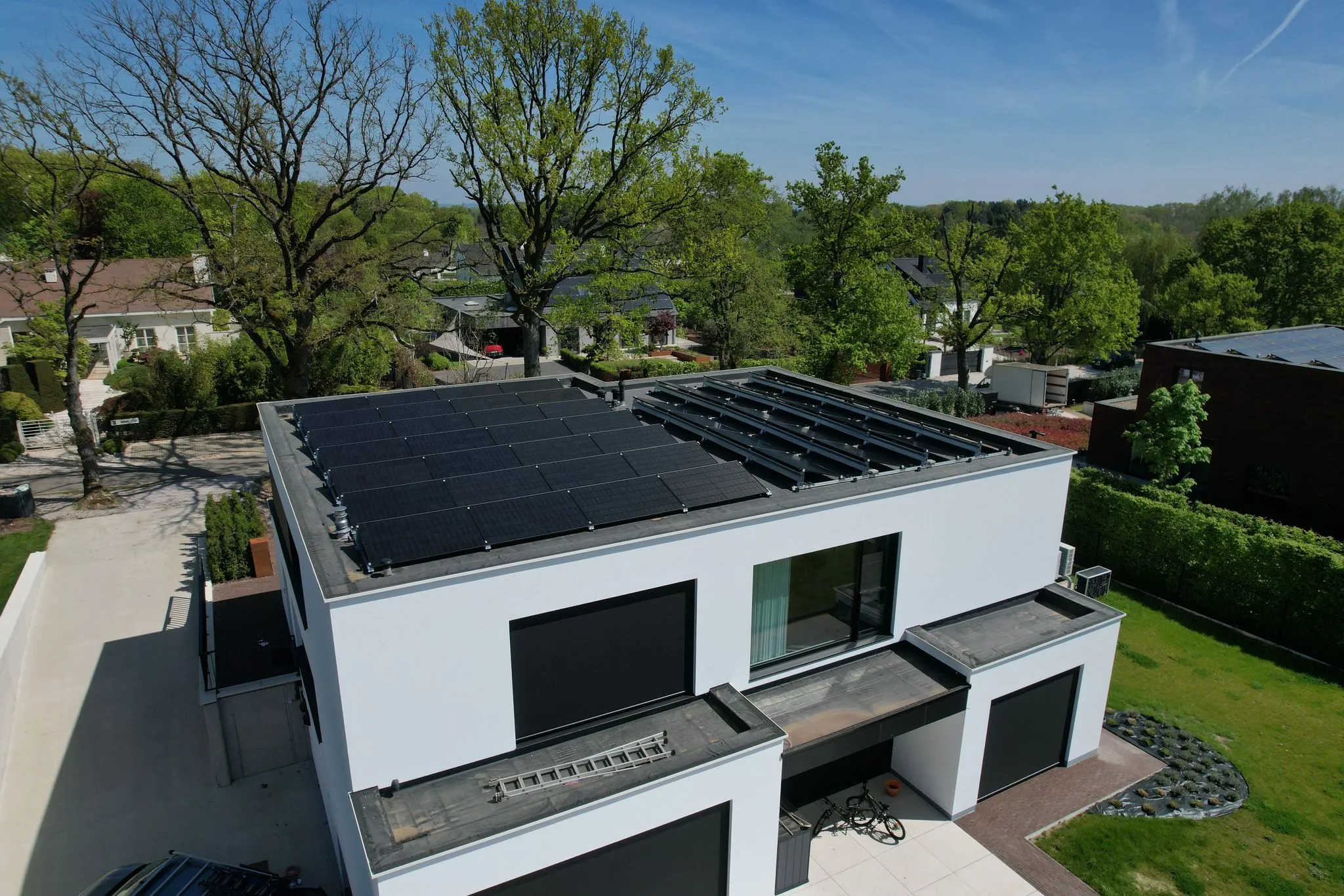 Realisatie 47x JA SOLAR 450W + Huawei EMMA EMS-Backup + 20.7 kW batterij + Huawei laadpaal te Lanaken