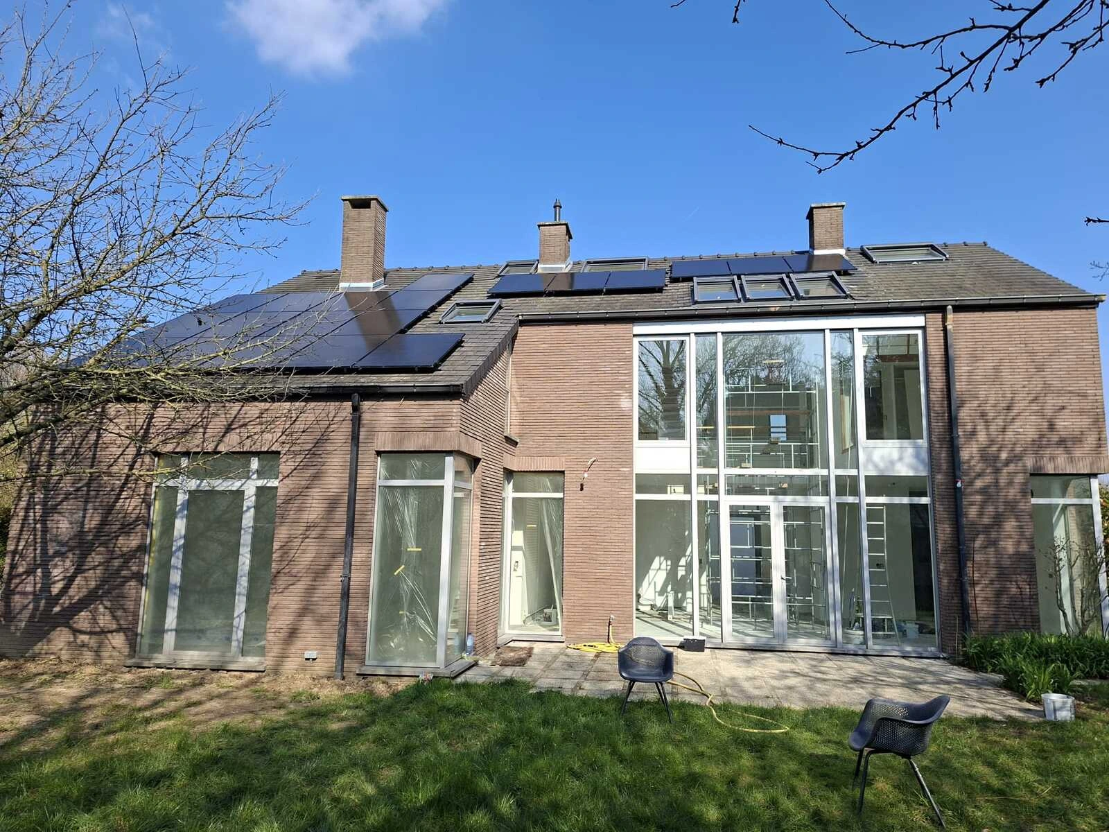 Totaalproject van 26x Denim 440 Wp Full black en Huawei omvormer met 15kW batterij en Smart Guard + 3x Daikin multisplit lucht/lucht warmtepompen met 7 binnenunits te Wezembeek-Oppem
