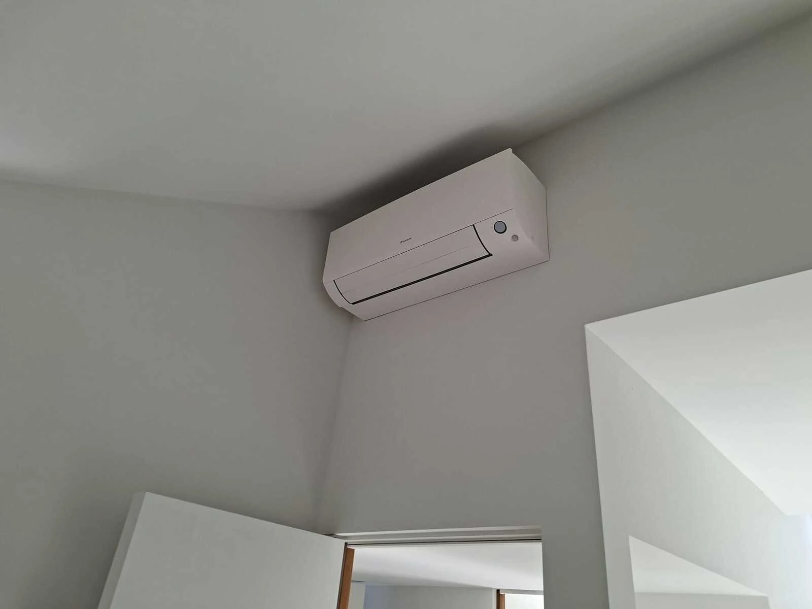 Totaalproject van 26x Denim 440 Wp Full black en Huawei omvormer met 15kW batterij en Smart Guard + 3x Daikin multisplit lucht/lucht warmtepompen met 7 binnenunits te Wezembeek-Oppem