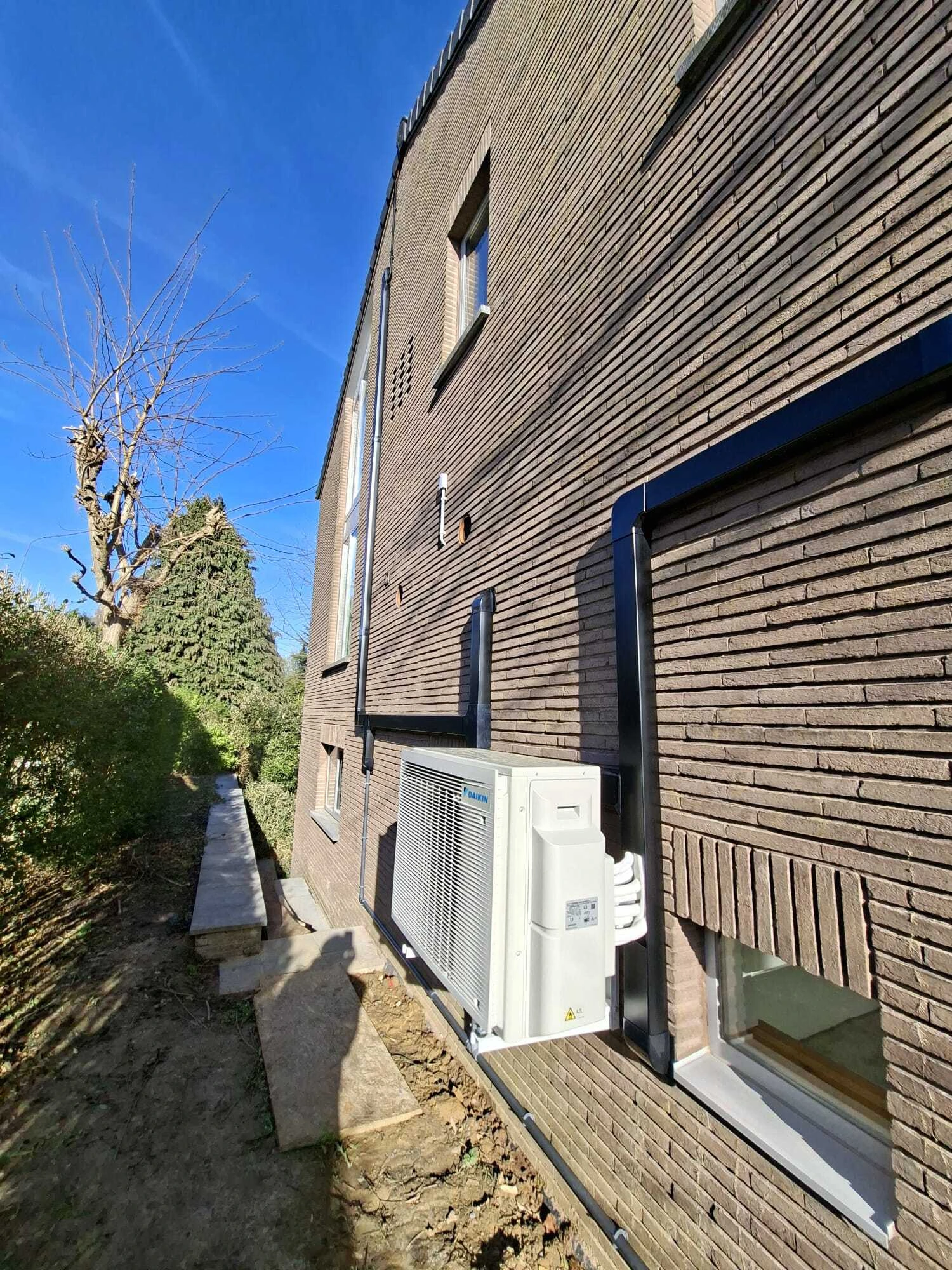 Totaalproject van 26x Denim 440 Wp Full black en Huawei omvormer met 15kW batterij en Smart Guard + 3x Daikin multisplit lucht/lucht warmtepompen met 7 binnenunits te Wezembeek-Oppem