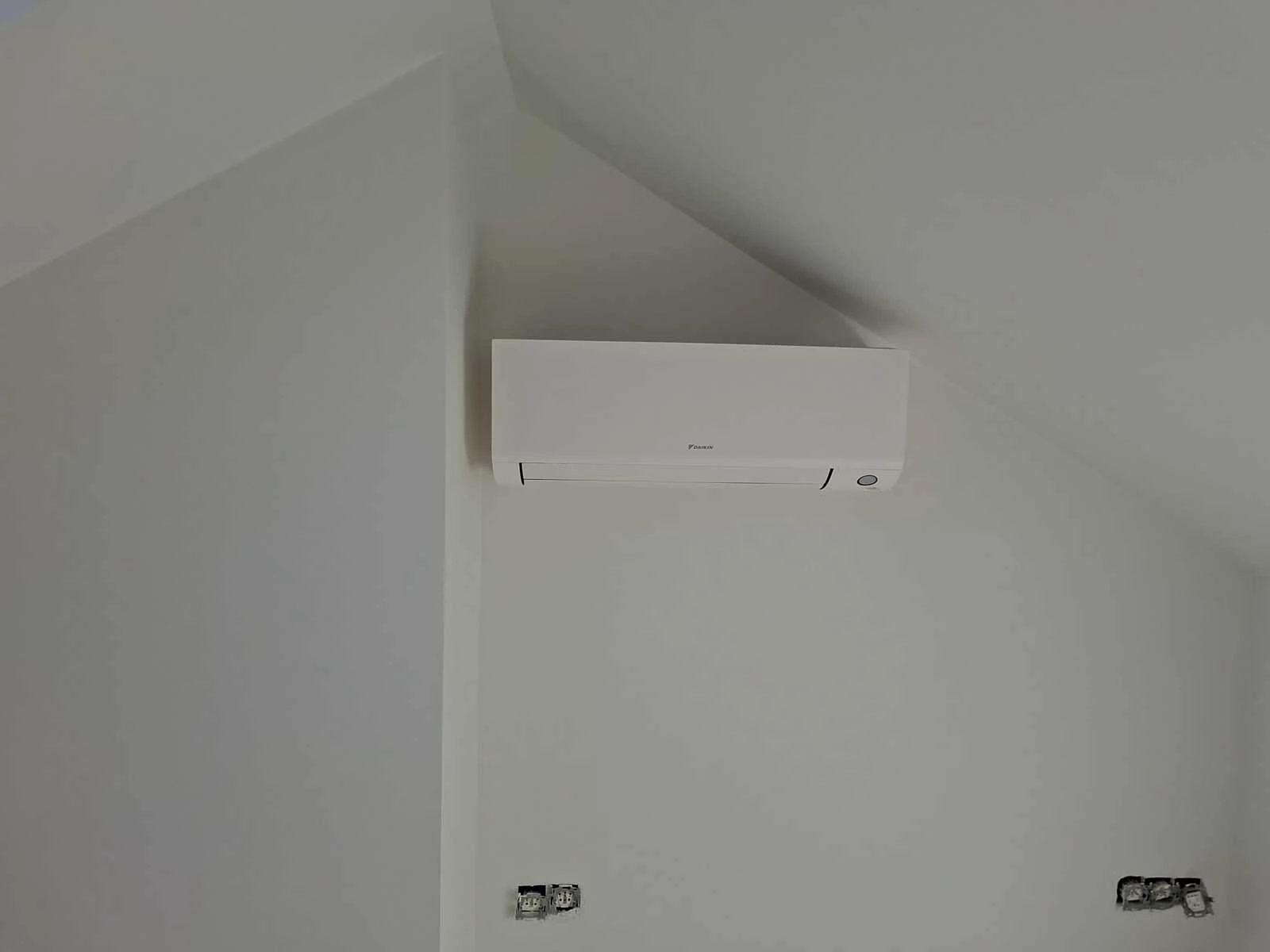 Totaalproject van 26x Denim 440 Wp Full black en Huawei omvormer met 15kW batterij en Smart Guard + 3x Daikin multisplit lucht/lucht warmtepompen met 7 binnenunits te Wezembeek-Oppem
