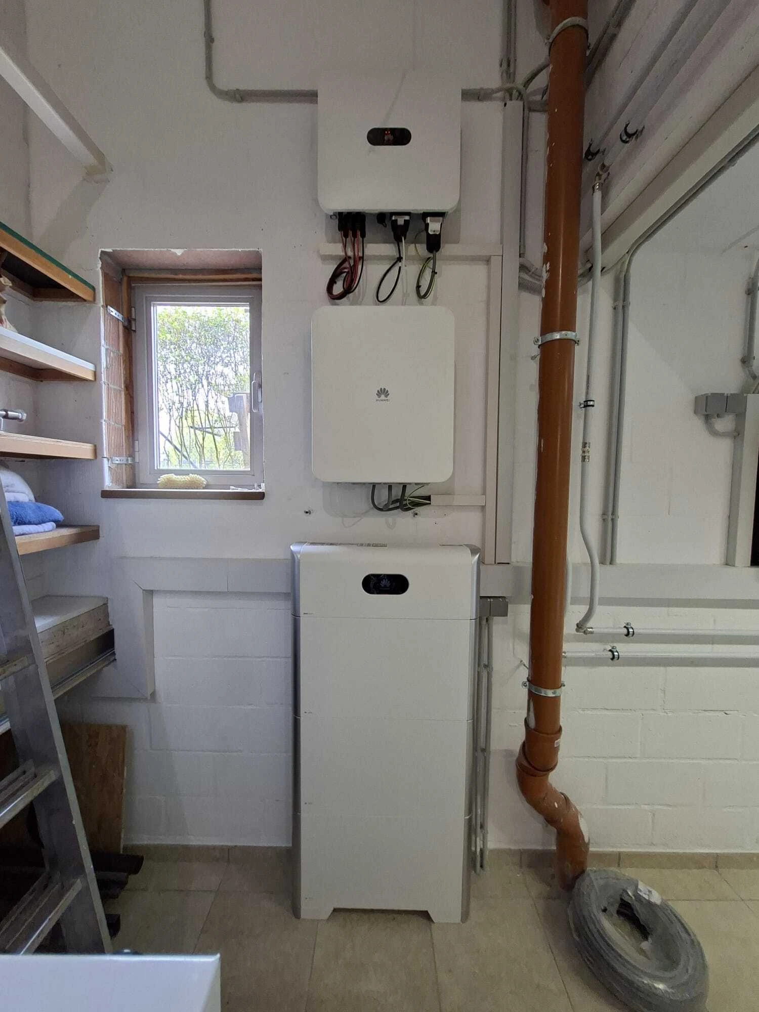 Totaalproject van 26x Denim 440 Wp Full black en Huawei omvormer met 15kW batterij en Smart Guard + 3x Daikin multisplit lucht/lucht warmtepompen met 7 binnenunits te Wezembeek-Oppem