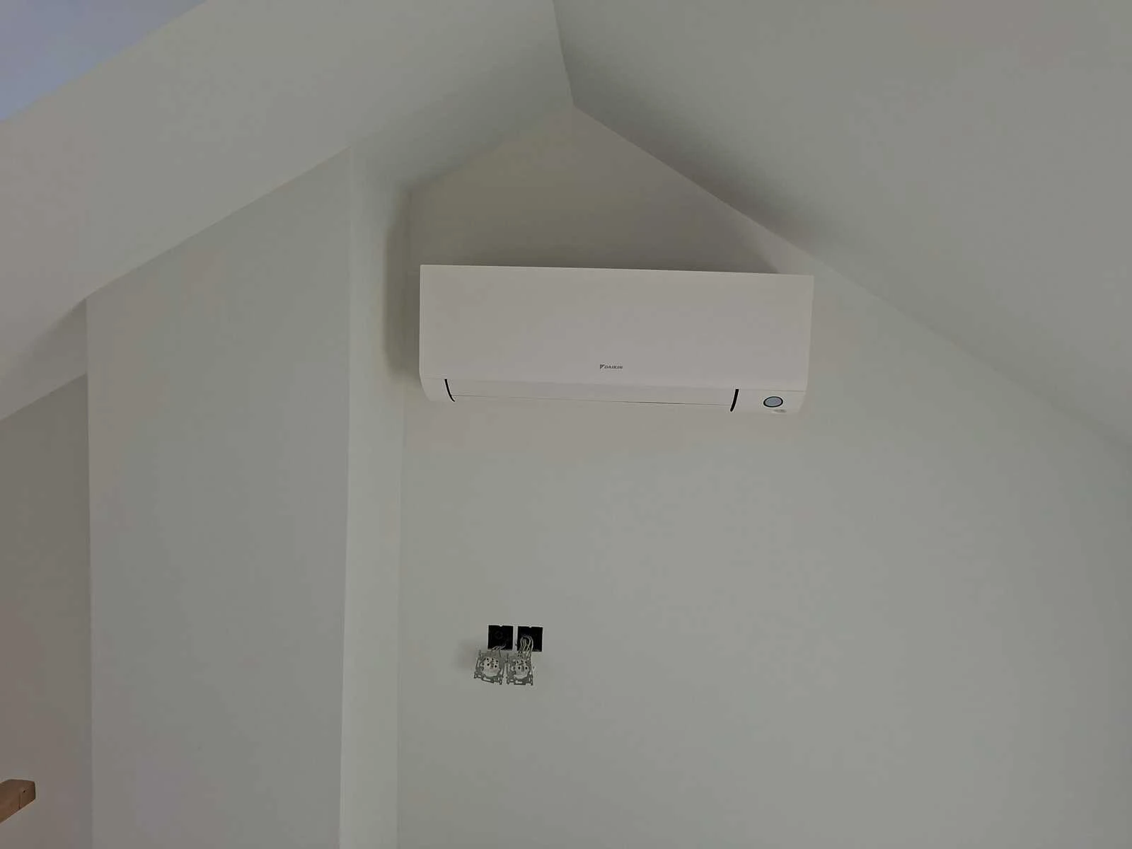 Totaalproject van 26x Denim 440 Wp Full black en Huawei omvormer met 15kW batterij en Smart Guard + 3x Daikin multisplit lucht/lucht warmtepompen met 7 binnenunits te Wezembeek-Oppem
