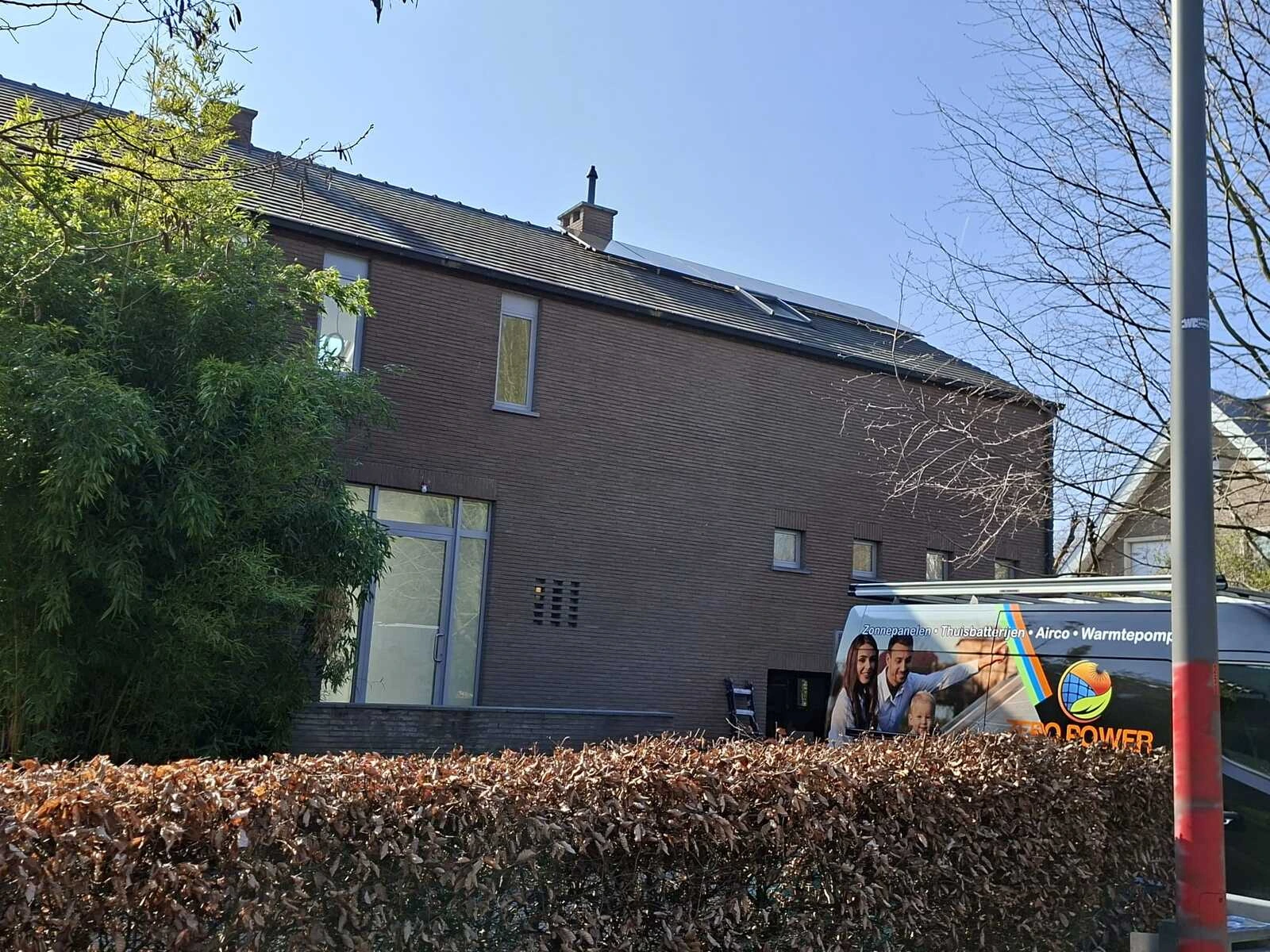 Totaalproject van 26x Denim 440 Wp Full black en Huawei omvormer met 15kW batterij en Smart Guard + 3x Daikin multisplit lucht/lucht warmtepompen met 7 binnenunits te Wezembeek-Oppem