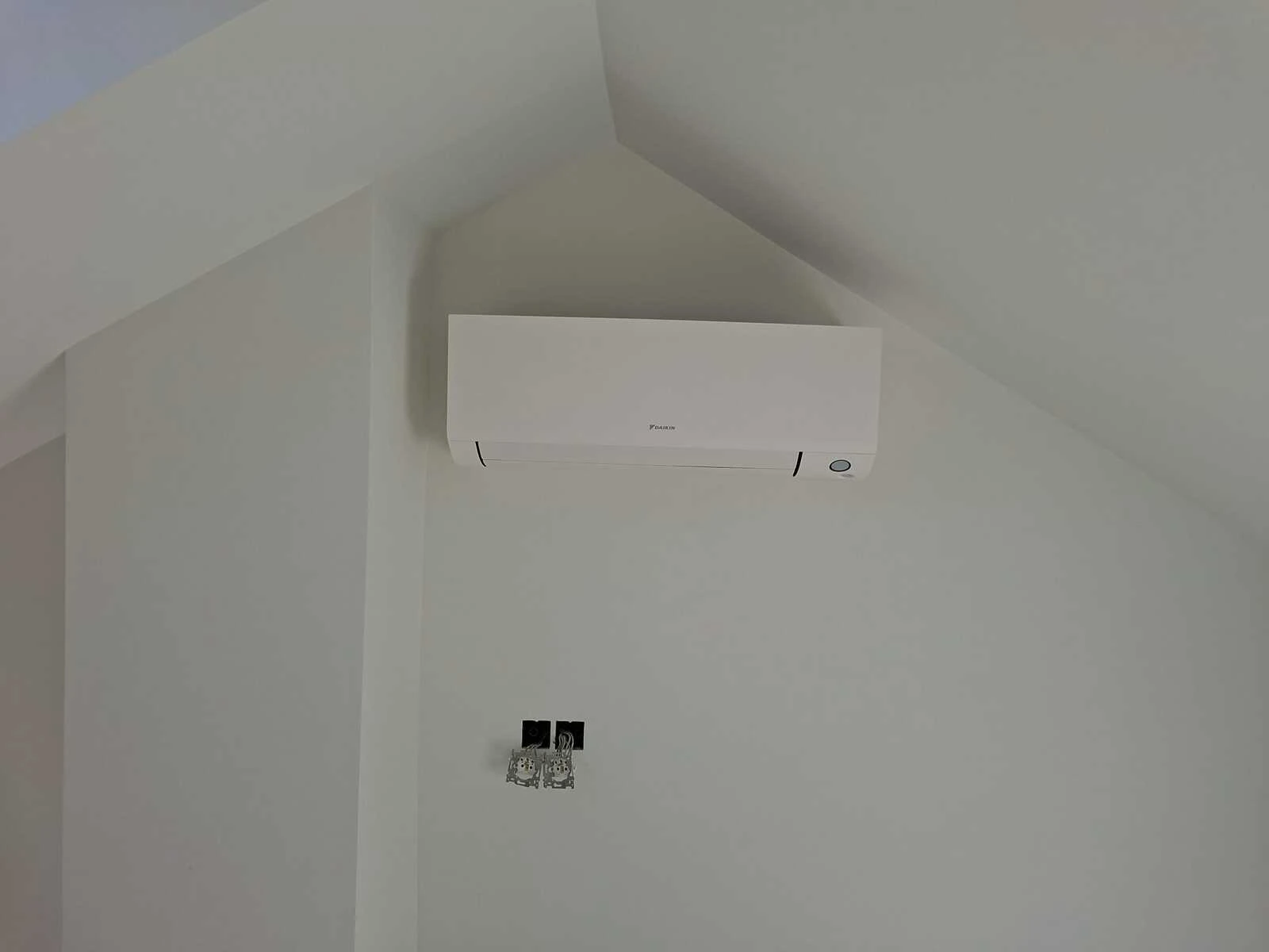 Totaalproject van 26x Denim 440 Wp Full black en Huawei omvormer met 15kW batterij en Smart Guard + 3x Daikin multisplit lucht/lucht warmtepompen met 7 binnenunits te Wezembeek-Oppem